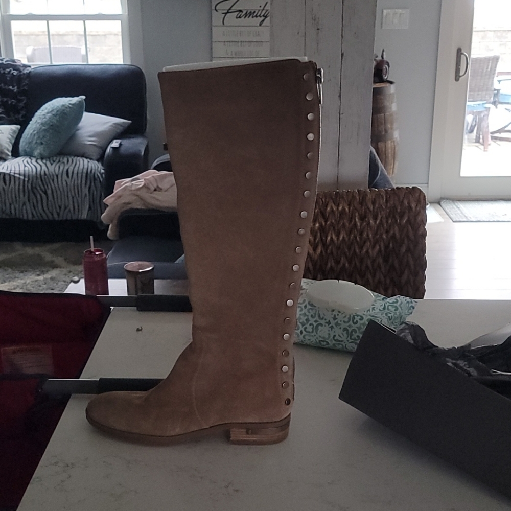 Brand new Vince Camuto 👢